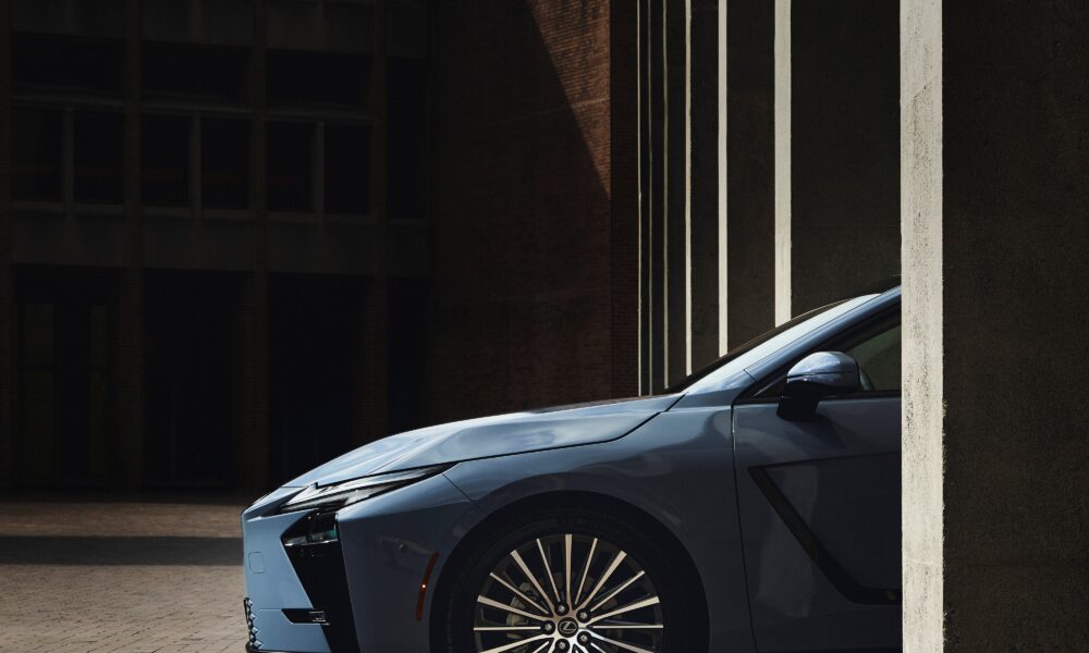 2026_Lexus_ES_350e_025