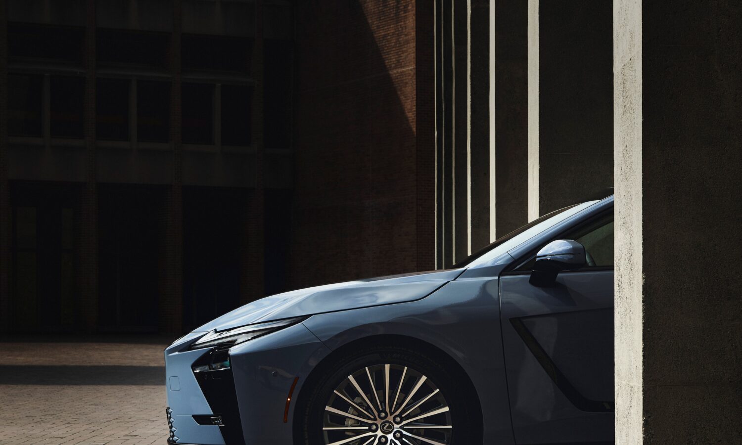 2026_Lexus_ES_350e_025